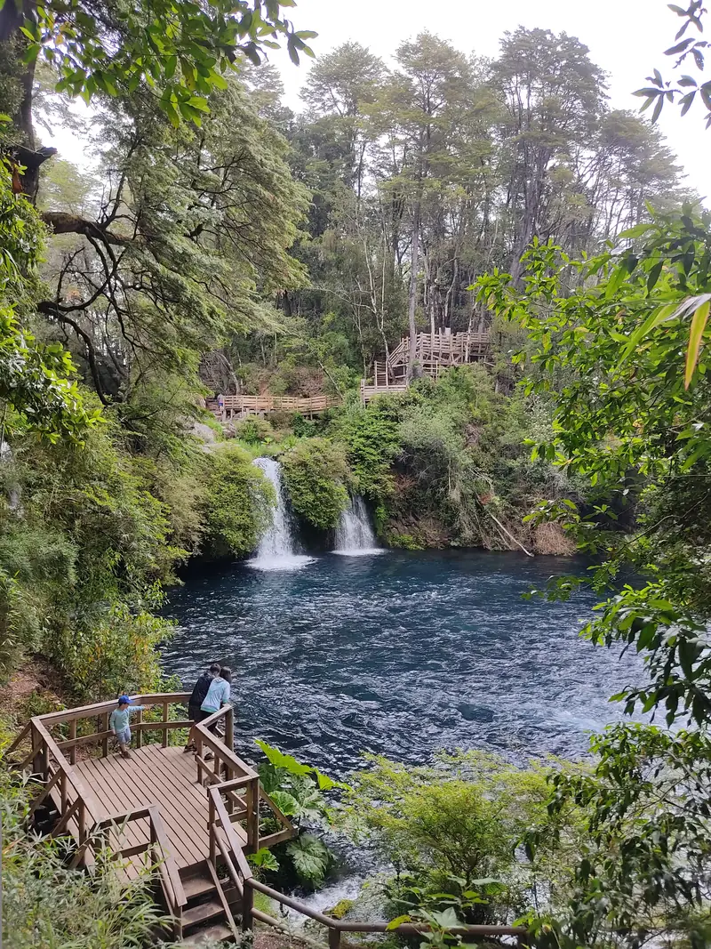 Mirador de madera sobre las cascadas y el pozón