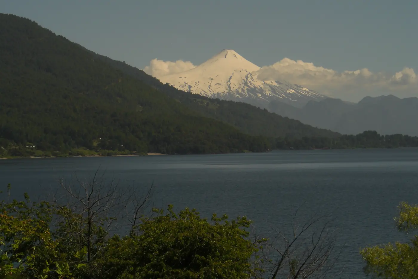 El volcán Villarrica nevado sobre el lago Caburgua